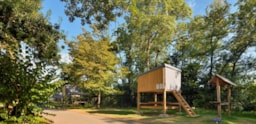 Emplacement - Campétoile : Cabane En Bois Sur Pilotis Avec Couchage D'appoint, Banc Et Table, Sans Électricité - Flower Camping L'Ile d'Offard