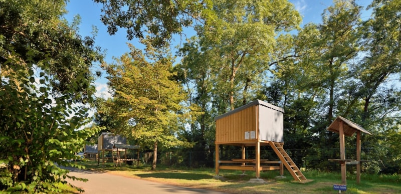 Campétoile : cabina in legno su palafitte con letto supplementare, panca e tavolo, senza elettricità