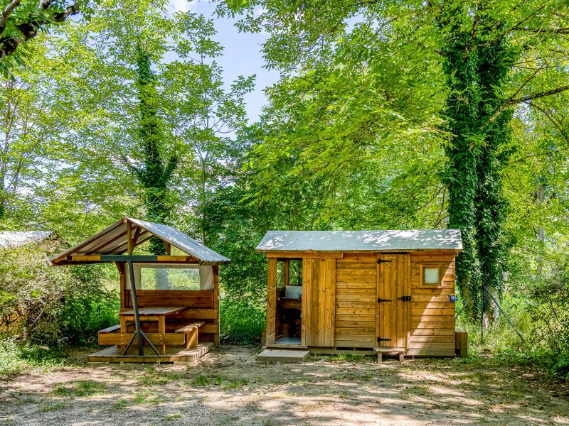 Premium-Paket: 10A Stellplatz mit Freecamp (Hütte mit Sanitäranlagen und offener Küche)