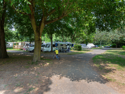 Pitch Confort + 1 car + tent, caravan or motor home+ electricity 10A