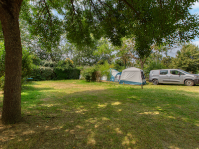 Pitch Confort + 1 car + tent, caravan or motor home+ electricity 10A