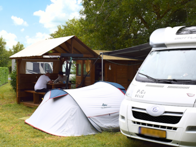 Premium package: pitch equipped with a Freecamp (hut with sanitary facilities and open kitchen)