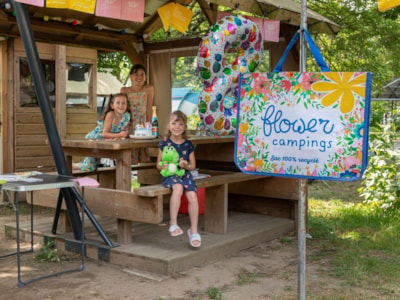 Premium package: pitch equipped with a Freecamp (hut with sanitary facilities and open kitchen)