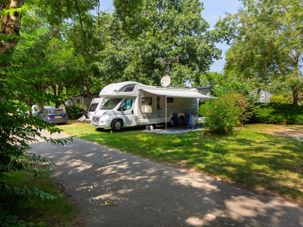 Emplacement - Forfait Confort + : Tente, Caravane Ou Camping-Car / 1 Voiture / Électricité 10A Avec Point D'eau Et Évacuation Eau Grise Sur Place Ou À Proximité De L'emplacement - Flower Camping L'Ile d'Offard