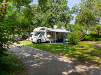Pitch - Package (1 Tent, Caravan Or Motorhome / 1 Car / Electricity 10A) With Water Source And Greywater System On Site Or Nearby - Flower Camping L'Ile d'Offard