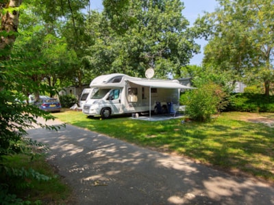 Package (1 tent, caravan or motorhome / 1 car / electricity 10A) with water source and greywater system on site or nearby