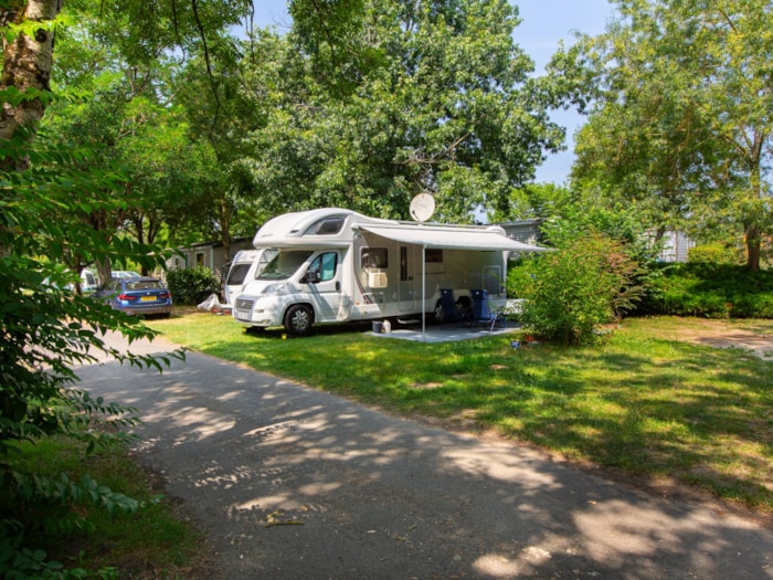 Forfait Confort + : Tente, Caravane Ou Camping-Car / 1 Voiture / Électricité 10A Avec Point D'eau Et Évacuation Eau Grise Sur Place Ou À Proximité De L'emplacement