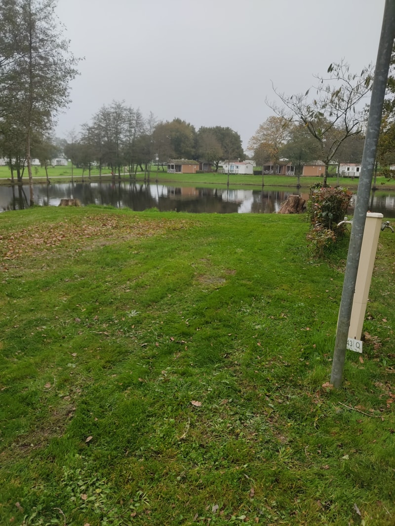 Standplaats met 10A elektriciteit en water voor caravan en camper