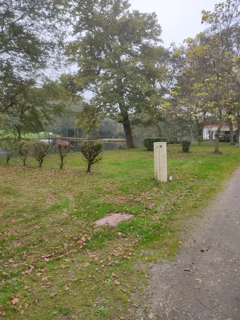 Emplacement + Éléctricité 10A + Eau Pour Caravane Et Camping Car