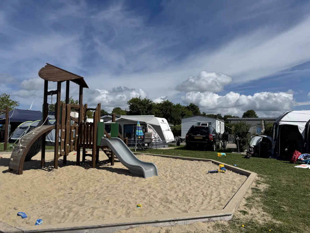 Campingplatz Mit Blick Auf Spielplatz