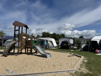 Stellplatz - Campingplatz Mit Blick Auf Spielplatz - Familiecamping De Molenhoek