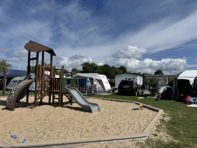 Camping pitch with a view of the playground