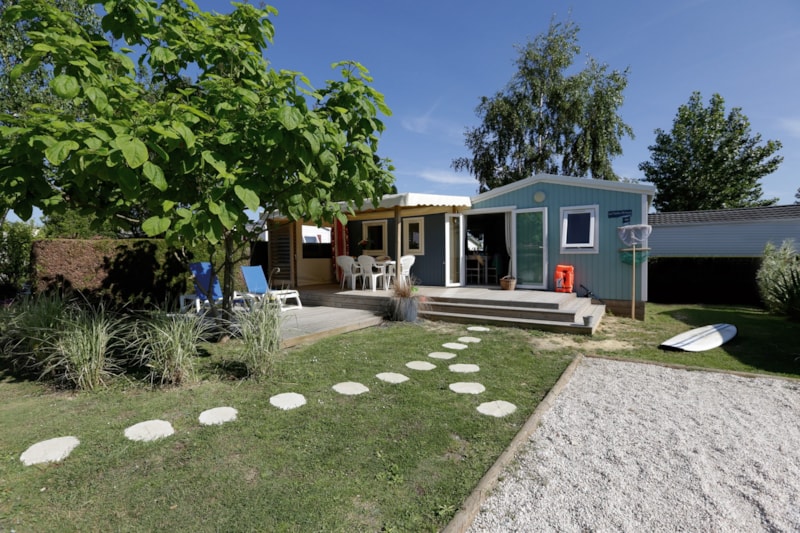 NEU // Mobilheim „Cabane de Dino Grand Confort“ mit 2 Schlafzimmern, 33 m² + Babyausstattung + überdachte Terrasse + Klimaanlage