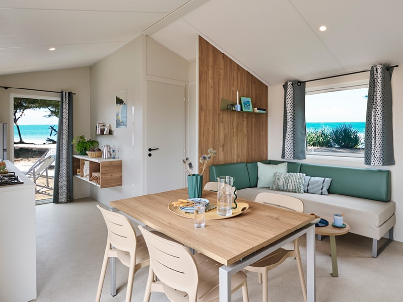 NEU// Mobilheim „Détente“ mit 2 Schlafzimmern, 33 m² + überdachte Terrasse + Klimaanlage + Sommerküche + Liegestuhlnetz