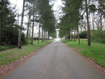 AVENUE PITCH - BY THE MAIN ENTRANCE OF THE CAMPSITE - with Electricity: 16A  + Water + Drainage