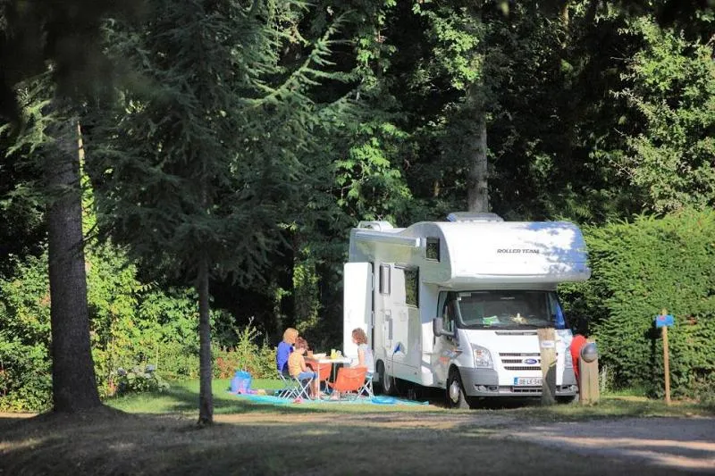 Emplacement Avenue – Situé Aux Abords De L’Entrée Principale Du Camping - Elect. 16A + Eau + Evacuation Wc, Eaux Grises