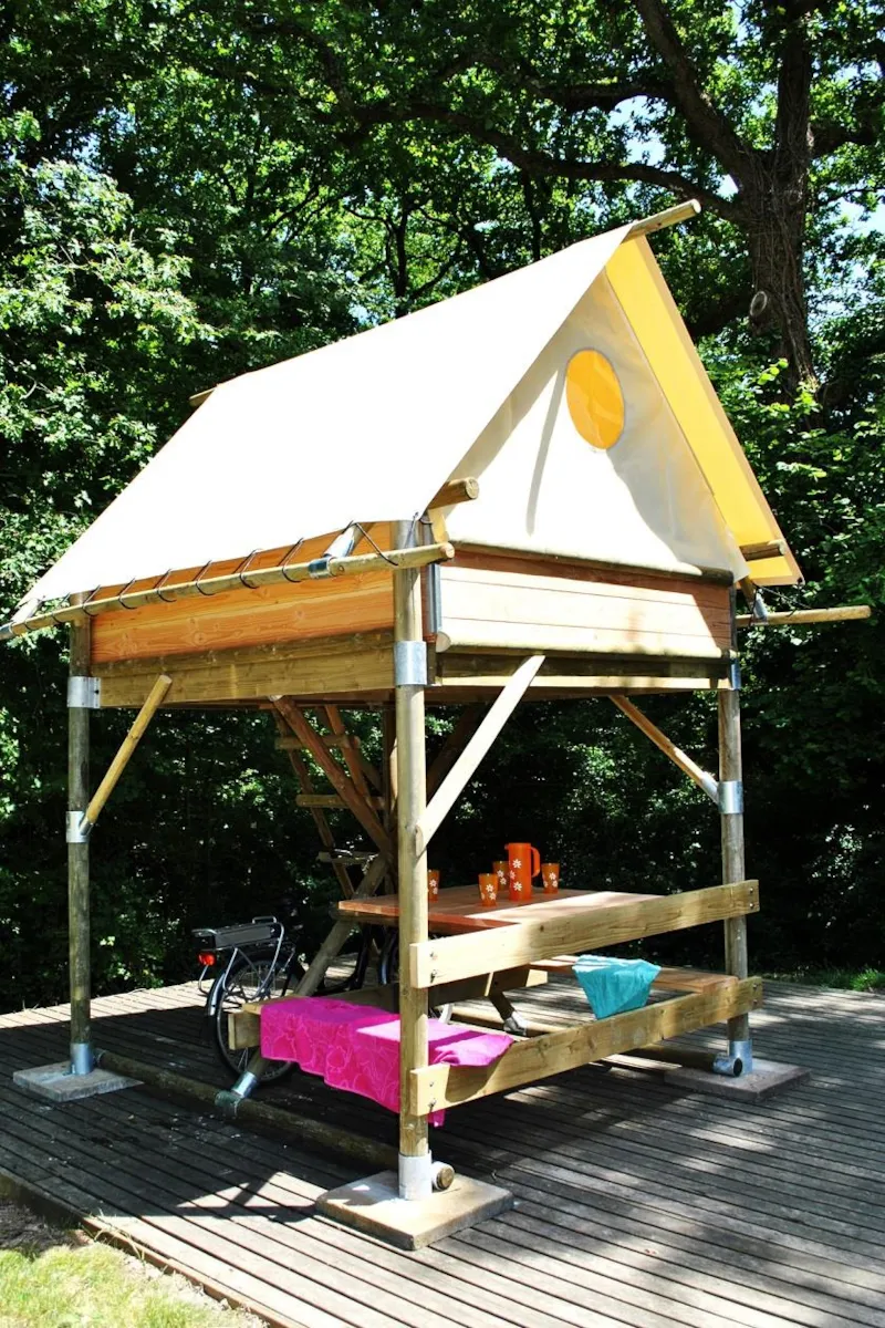 Emplacement Bivouac - Tente Perchée Avec Couchage 2 Pers - Table - Electricité 16A