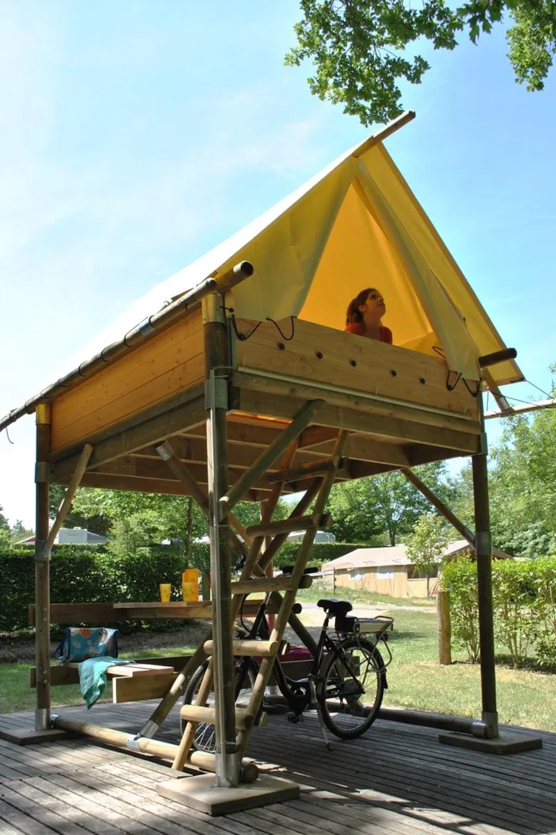 Emplacement Bivouac - Tente Perchée Avec Couchage 2 Pers - Table - Electricité 16A