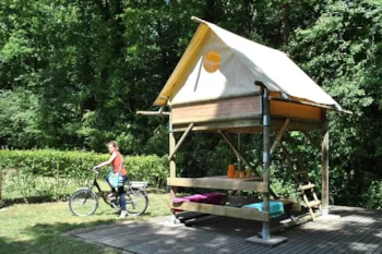 Stellplatz - Stellplatz Biwak - Zelt Auf Stelzen Mit Schlafgelegenheit Für 2 Personen - Picknick-Tisch - Strom 16A - Castel Camping La Garangeoire