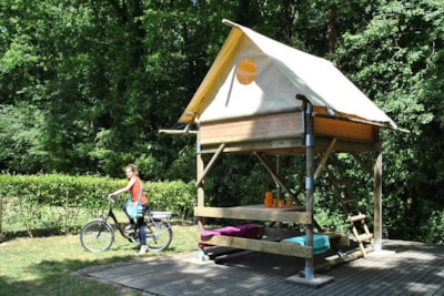 BIVOUAC PITCH - Canvas tent raised on stilts - bed * 2 - Table - Elect. 16A