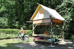 Staanplaats Bivouac - Canvas Tent Gebouwd Op Stelten - 2 Pers. Bed - Picknicktafel - 16A -