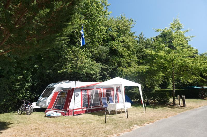 Pitch - Grand Confort Pitch - With Electricity: 16A  + Water + Drainage - 2 Pers - - Castel Camping La Garangeoire