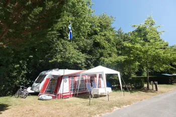 Stellplatz - Grand Confort Stellplatz Mit Elektrizität 16A + Abwasser-/ Fließwasseranschluss - Castel Camping La Garangeoire