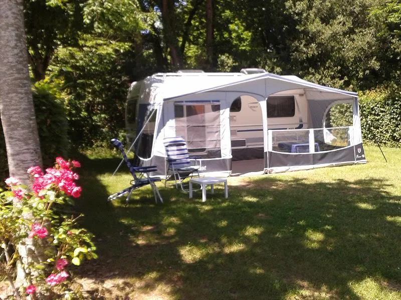 Emplacement Grand Confort - Electricité 16A + Eau + Evacuation Wc, Eaux Grises