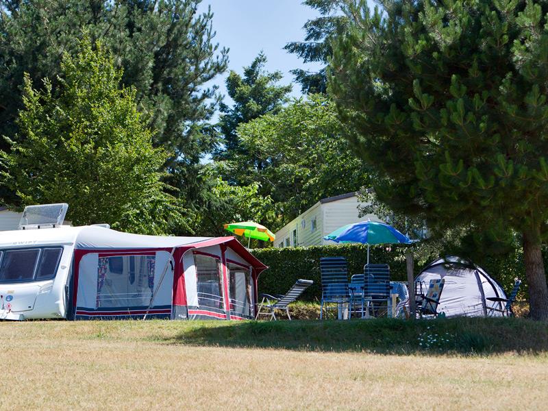 Kampeerplaats - Staanplaats Castels Premium- Met Elektriciteit: 16A + Water + Afoer - 2 Pers. - - Castel Camping La Garangeoire