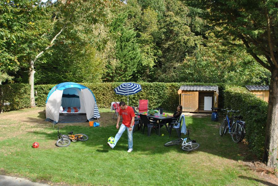Kampeerplaats - Kampeerplaats Premium Voor Tent - Met Elektriciteit: 16A - 2 Pers. - - Castel Camping La Garangeoire