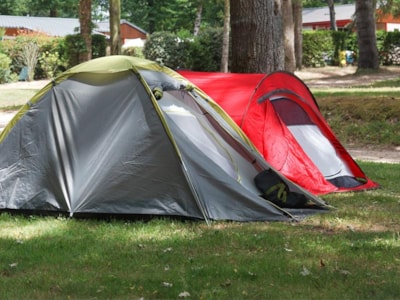AVENUE PITCH - BY THE MAIN ENTRANCE OF THE CAMPSITE - with Electricity: 16A  + Water + Drainage