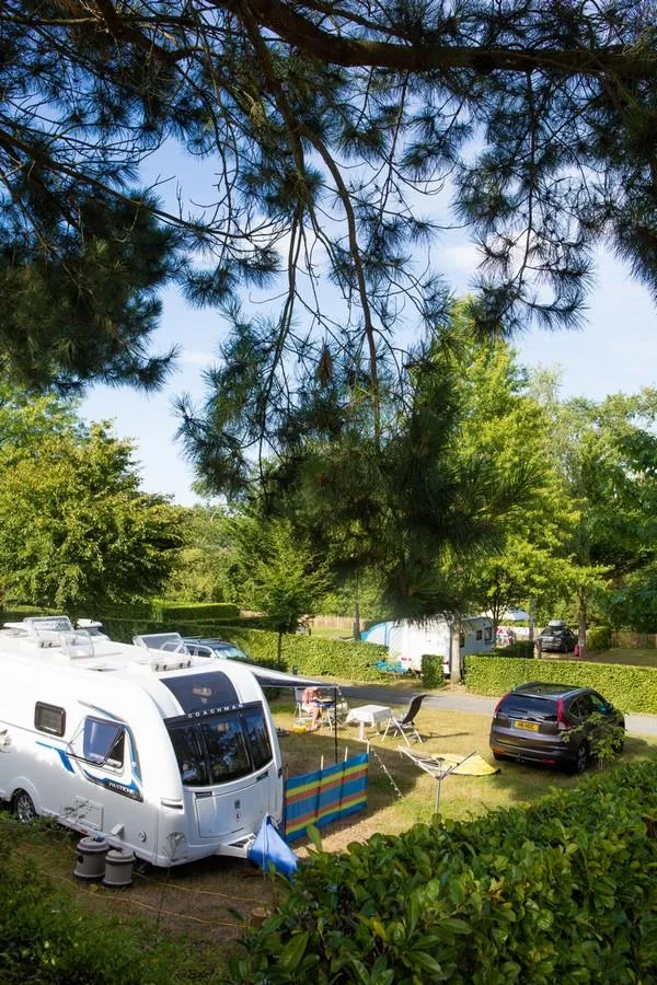 Emplacement Grand Confort - Electricité 16A + Eau + Evacuation Wc, Eaux Grises