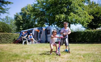 Stellplatz - Stellplatz Classique Mit Elektrizität 16A - Castel Camping La Garangeoire