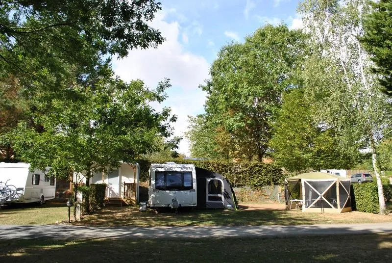 Emplacement Avec Sanitaire Privé - Electricité 16A + Eau + Evacuation + Frigo 45L