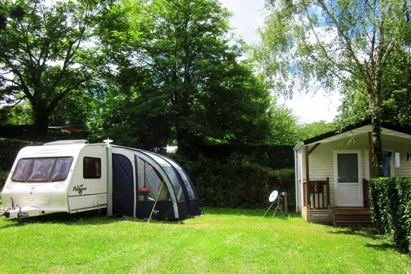 Emplacement Avec Sanitaire Privé - Electricité 16A + Eau + Evacuation + Frigo 45L