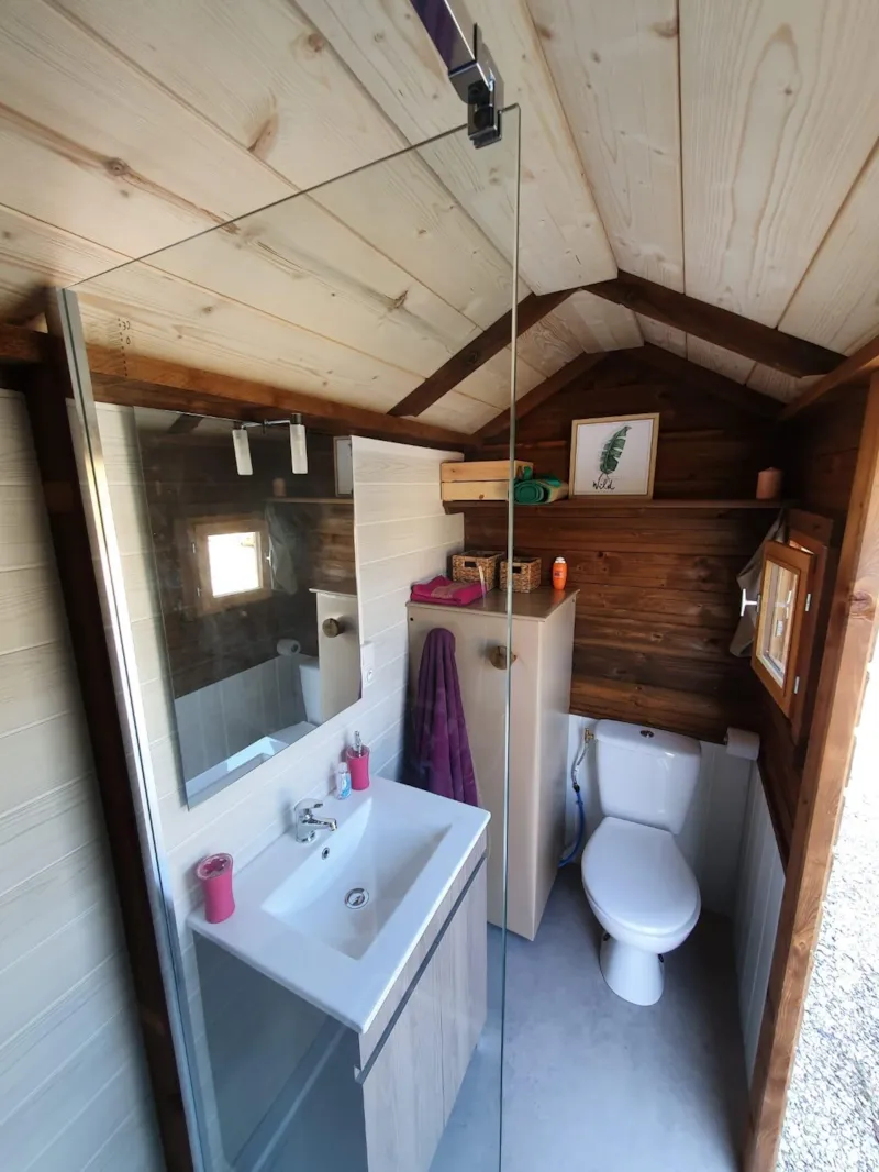 Emplacement Avec Sanitaire Individuel - Electricité 16A + Eau + Evacuation + Cabine Sanitaire