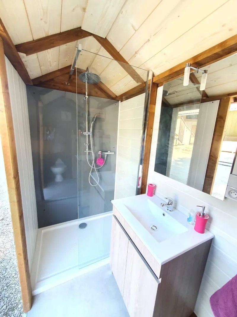 Emplacement Avec Sanitaire Individuel - Electricité 16A + Eau + Evacuation + Cabine Sanitaire