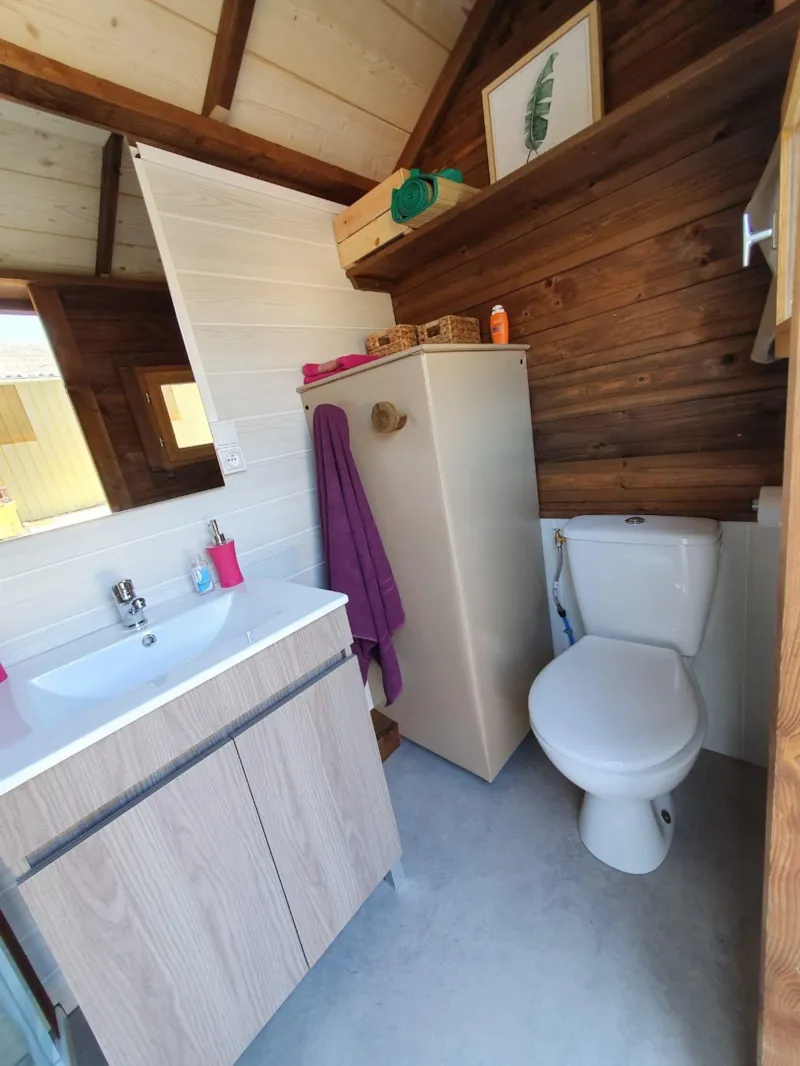 Emplacement Avec Sanitaire Individuel - Electricité 16A + Eau + Evacuation + Cabine Sanitaire