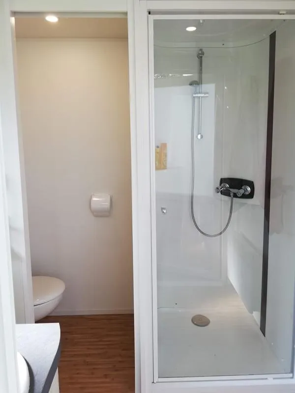 Emplacement Avec Sanitaire Privé - Electricité 16A + Eau + Evacuation + Frigo 45L