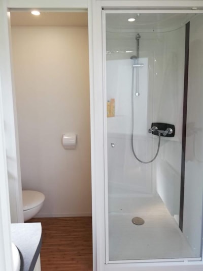 PRIVATE SANITARY PITCH - Elect. 16A + Water + Drainage + 45L Fridge