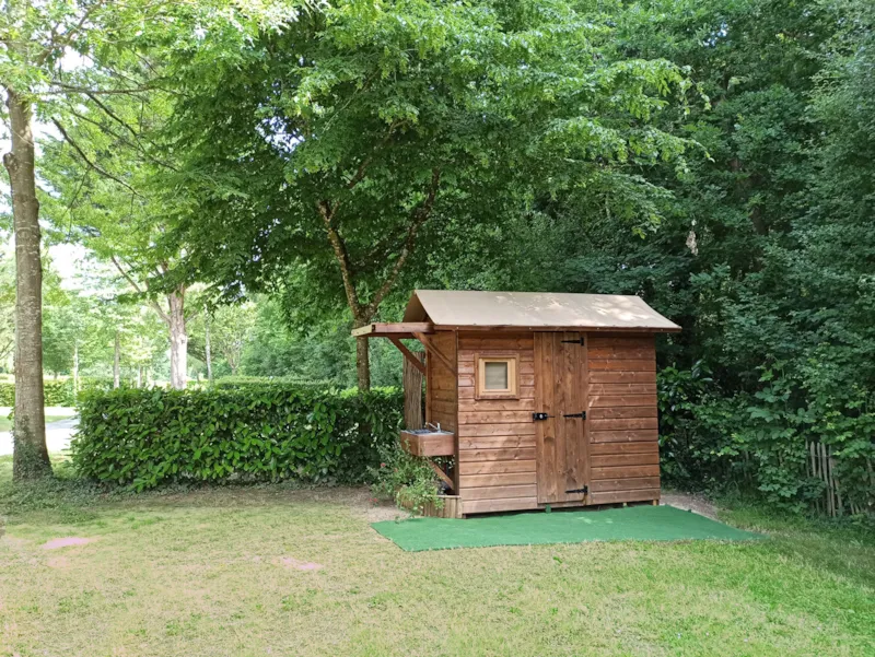 Emplacement Avec Sanitaire Individuel - Electricité 16A + Eau + Evacuation + Cabine Sanitaire