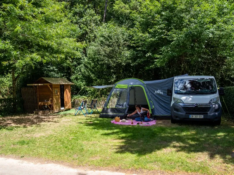 Emplacement Avec Sanitaire Individuel - Electricité 16A + Eau + Evacuation + Cabine Sanitaire