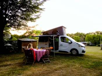 Stellplatz - Stellplatz Castels Premium -Mit Elektrizität 16A + Abwasser-/ Fließwasseranschluss - Castel Camping La Garangeoire