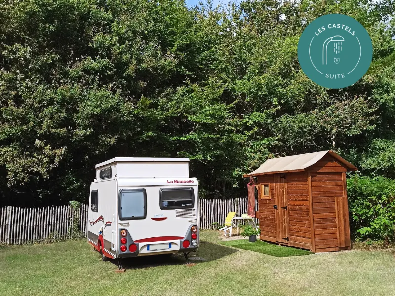 Emplacement - Emplacement Avec Sanitaire Individuel - Electricité 16A + Eau + Evacuation + Cabine Sanitaire - Castel Camping La Garangeoire