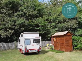 Stellplatz - Stellplatz Mit Eigener Sanitäranlage – Castels Suite - Elect. 16A + Wasseranschluß + Entsorgung - Castel Camping La Garangeoire