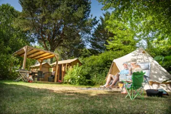 Kampeerplaats(en) - Castels Premium Suite Standplaats Met Sanitaire Voorzieningen En Keuken 16A + Water + Afvoer - 2Pers - Castel Camping La Garangeoire