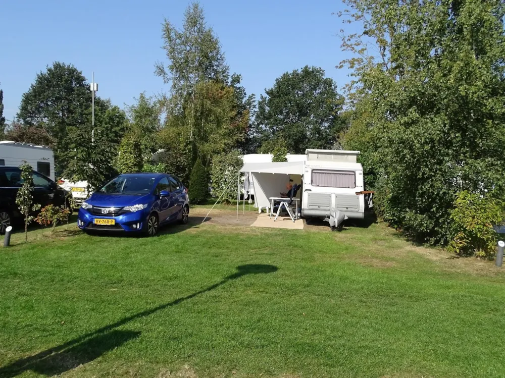 Standplaats comfort + 1 auto + tent, caravan of camper +  elektriciteit + water- en afvoerpunt