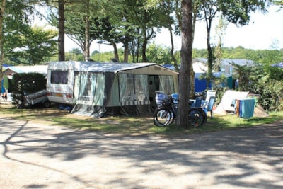 Bare pitch for Caravan or tent 80M² including 2 people, electricity and one vehicle — 6