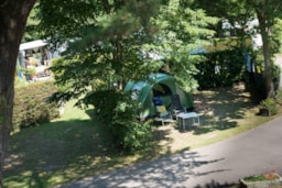 Emplacement - Emplacement Nu Pour Caravane Ou Tente De 80M² Inclus 2 Personne, L'électricité Et Un Véhicule - Camping Au Soir d’Eté