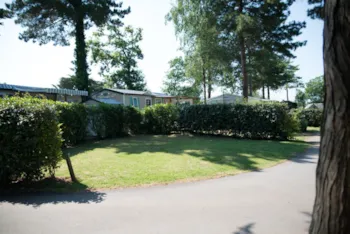 Stellplatz - Nackter Stellplatz Für Wohnwagen Oder Zelt Von 80M² Inklusive 2 Personen, Strom Und Einem Fahrzeug - Camping Au Soir d’Eté